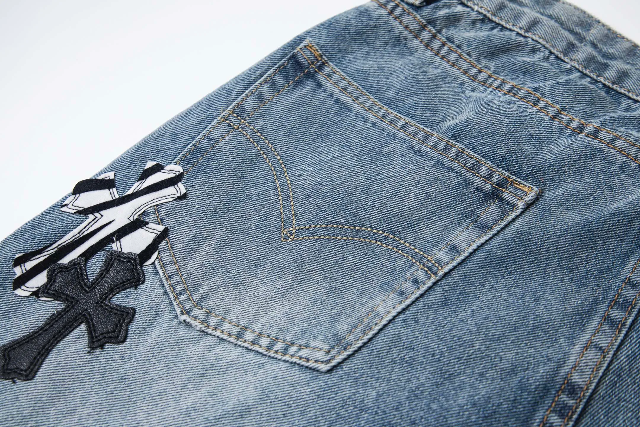 💰290 GALLERY DEPT & Chrome hearts Washed jeans with large logo and devil multi-label cross, truly restore the ultimate vintage texture, three-dimensional version, loose and comfortable, not picky about the figure, taller and slimmer, factory-made, original quality control, same style for men and women, can be matched with couples, versatile recommendation, must-have jeans for all seasons, fashionable people have been disappointed. From the quality selection of fabrics, the tailoring of details, and the matching of patterns, they are all impeccable! The upper body is so handsome when worn...it can be easily worn by men, women and children! The craftsmanship is made of heavy-duty washed pure cotton denim fabric. After washing, it is soft and thick. It is very stylish when worn on the body. Style number: 1756 Color: blue Size: 28 30 32 34 36